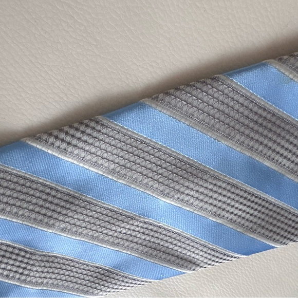 Louis Vuitton Silk Tie - Picture 8 of 14